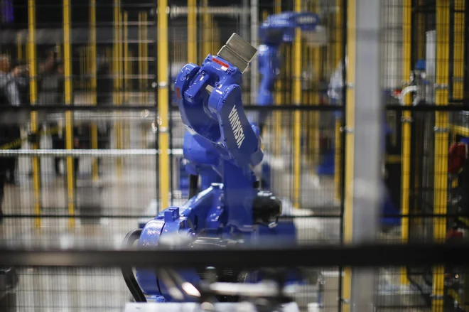 Japonska družba Yaskawa proizvaja robote tudi v Sloveniji, kjer tudi industrija sodi med nadpovprečno »robotizirane«. FOTO: Uroš Hočevar