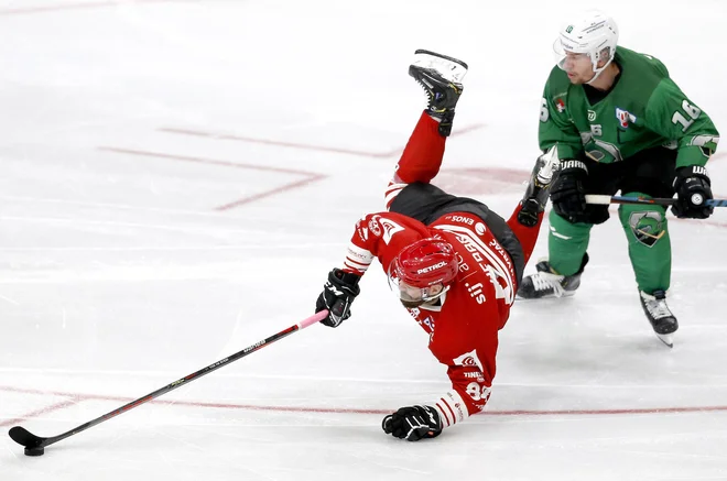 Andrej Hebar (levo; desno Olimpijin kapetan Aleš Mušič) ni bil navdušen nad igro Jesenic, toda s soigralci se je razveselil pomembne zmage. FOTO: Roman Šipić/Delo