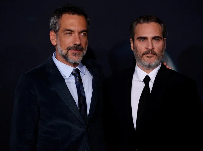Režiser Todd Phillips in igralec Joaquin Phoenix med premiero filma v Los Angelesu. FOTO: Mario Anzuoni/Reuters