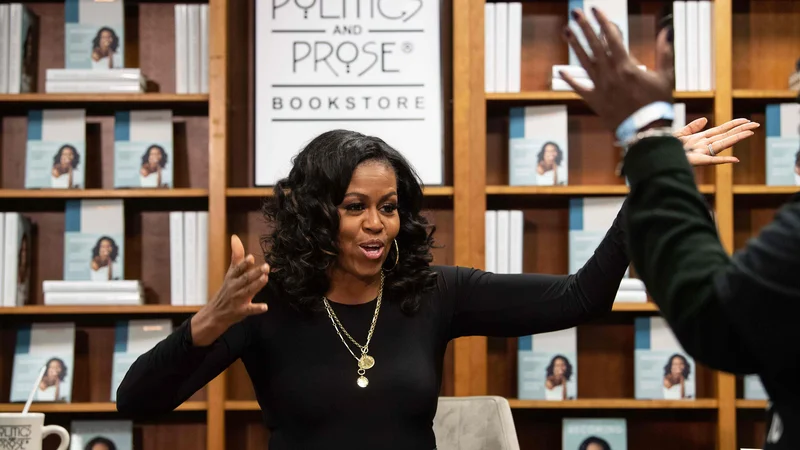 Fotografija: Former US first lady Michelle Obama meets with fans during a book signing on the first anniversary of the launch of her memoir "Becoming" at the Politics and Prose bookstore in Washington, DC, on November 18, 2019. (Photo by NICHOLAS KAMM / AFP) Foto Nicholas Kamm Afp