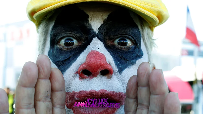 Fotografija: A protester holds a "Happy Birthday' sign in his mouth during a demonstration to mark the first anniversary of the "yellow vests" movement in Antibes, France, November 17, 2019. REUTERS/Eric Gaillard Foto Eric Gaillard Reuters