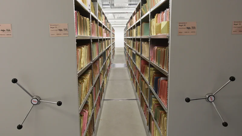 Fotografija: BERLIN - JANUARY 16: Rows of original case documents stand in the archives of the former East German secret police, known as the Stasi, during an open-house day at the archive on January 16, 2010 in Berlin, Germany. The archive opened its doors today to the public to mark the 20th anniversary of the storming of the building by East Germans in the waning days of communist East Germany. The Stasi, whose official function was to protect the East German communist party, pursued an extremely aggressive campaign of spying on East German citizens in order to confine and root out dissent. The archive contains information gathered by the Stasi on millions of people. (Photo by Sean Gallup/Getty Images) Foto Sean Gallup Getty Images