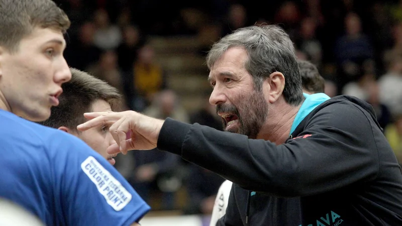 Fotografija: Selektor slovenske rokometne reprezentance Veselin Vujović nima pravšnjega načina komuniciranja s svojimi varovanci. FOTO: Mavric Pivk
