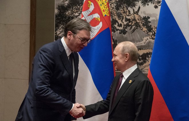 Ruski predsednik Vladimir Putin in srbski predsednik Aleksandar Vučić aprila letos med srečanjem ob robu drugega foruma Pobude pasu in ceste v Pekingu. FOTO: Reuters