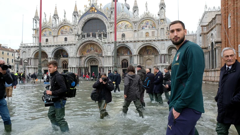 Fotografija: Benetke je v nedeljo že tretjič preplavilo morje. Trg svetega Marka je bil zaprt, »acqua alta« je dosegla meter in pol. FOTO: Manuel Silvestri/Reuters