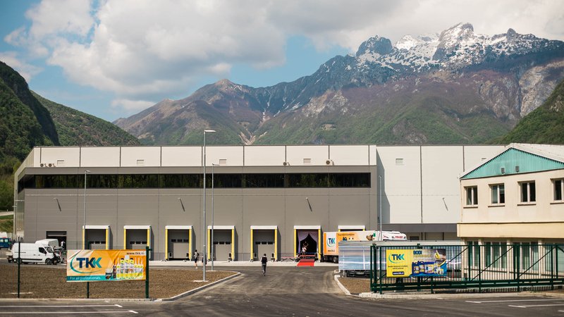 Fotografija: TKK je lani odprl sodoben logistični center. Tudi podoba proizvodnih objektov bo kmalu nova.
Foto Blaž Močnik