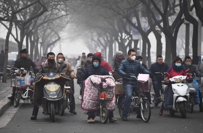 Svoje k emisijam ogljikovega dioksida in dušikovih oksidov prispeva tudi promet. FOTO: Afp