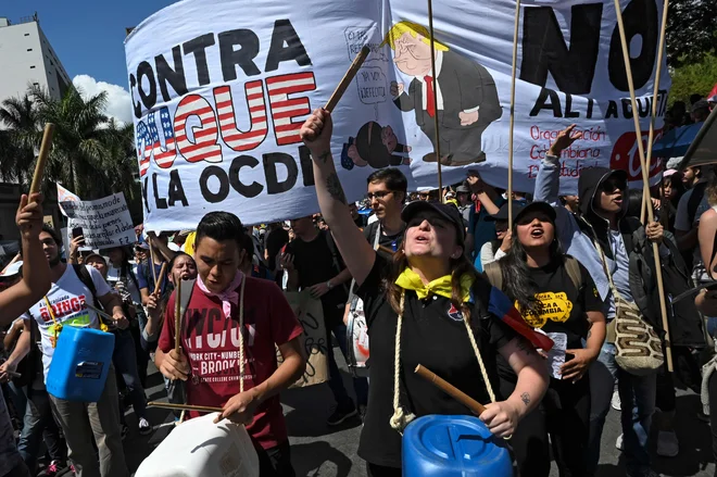 Za prebivalci Bolivije, Čila in Ekvadorja so se na ulice odpravili tudi Kolumbijci. Večina demonstracij je potekala mirno. FOTO: Joaquin Sarmiento/AFP