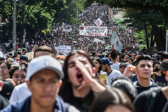Prizor s protetsov v Medellinu. FOTO: Joaquin Sarmiento/AFP