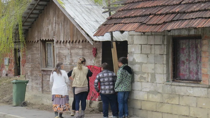 Fotografija: V romskem naselju Vejar se noben prebivalec noče odločiti za kandidaturo. FOTO: Bojan Rajšek/Delo