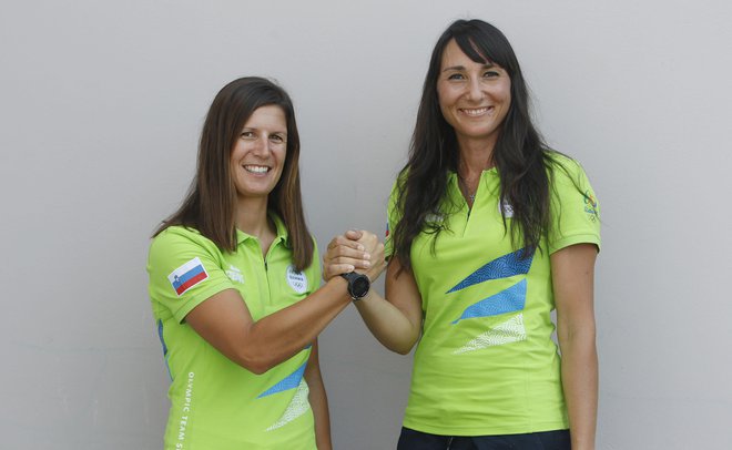 Tina Mrak in Veronika Macarol si prihodnje leto na olimpijskih igrah v Tokiu želita poseči po prvih treh mestih razreda 470. FOTO: Leon Vidic