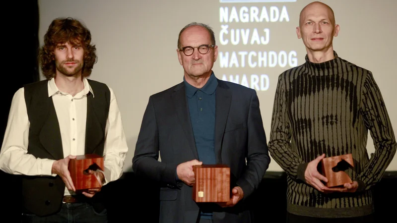 Fotografija: Delovi nagrajenci: Luc Zalokar je dosegel nagrado za mladega novinarja, Boris Šuligoj osrednjega čuvaja za življenjski prispevek k slovenskemu novinarstvu, fotoreporter Blaž Samec pa je bil nagrajen v kategoriji posamezne fotografije. FOTO: Roman Šipić/Delo