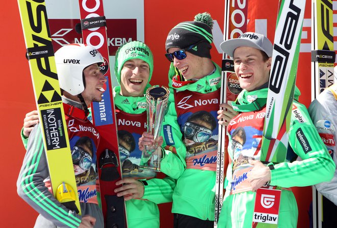 Jurij Tepeš (na fotografiji drugi z leve) se lahko pohvali z dvema posamičnima zmagama v svetovnem pokalu, s kolegi iz reprezentance pa je na vrhu stal devetkrat. FOTO: Igor Mali<br />
 