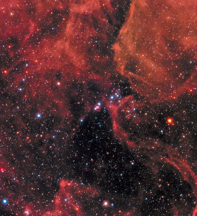 Posnetek Hubblovega teleskopa prikazuje supernovo 1987A v Velikem Magellanovem oblaku.<br />
FOTO: NASA, ESA, R. Kirshner (Harvard-Smithsonian Center for Astrophysics and Gordon and Betty Moore Foundation), and M. Mutchler and R. Avila (STScI) 