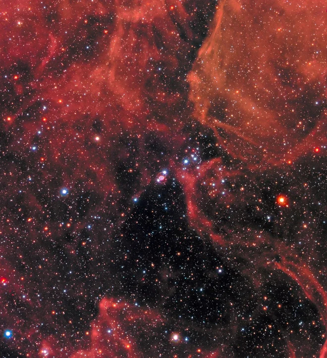 Posnetek Hubblovega teleskopa prikazuje supernovo 1987A v Velikem Magellanovem oblaku.<br />
FOTO: NASA, ESA, R. Kirshner (Harvard-Smithsonian Center for Astrophysics and Gordon and Betty Moore Foundation), and M. Mutchler and R. Avila (STScI)