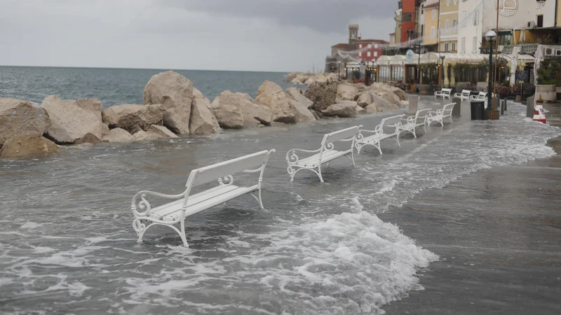 Fotografija: Takole je morje poplavilo 15. novembra. FOTO: Leon Vidic/Delo