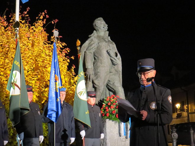 Pred spomenikom Rudolfa Maistra v Kamniku je zbranim spregovoril Ivan Miroslav Sekavčnik. FOTO: Bojan Rajšek/Delo