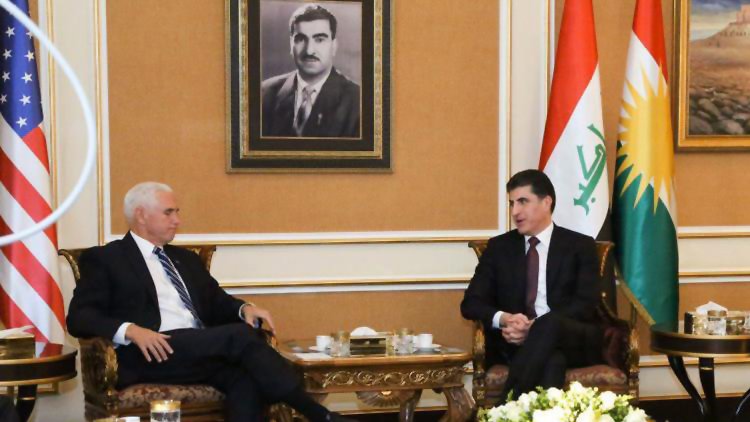 Fotografija: Ameriški podpredsednik Mike Pence se je na današnjem obisku v Iraku sestal s predsednikom iraškega Kurdistana Nechirvanom Barzanijem. FOTO: AFP