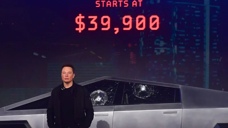 Fotografija: Elon Musk ob futurističnemu poltovornjaku. FOTO: Frederic J. Brown/AFP