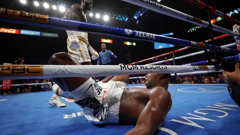 Fotografija: Deontay Wilder je takole malce pred koncem sedme runde nokavtiral Luisa Ortiza. FOTO: AFP