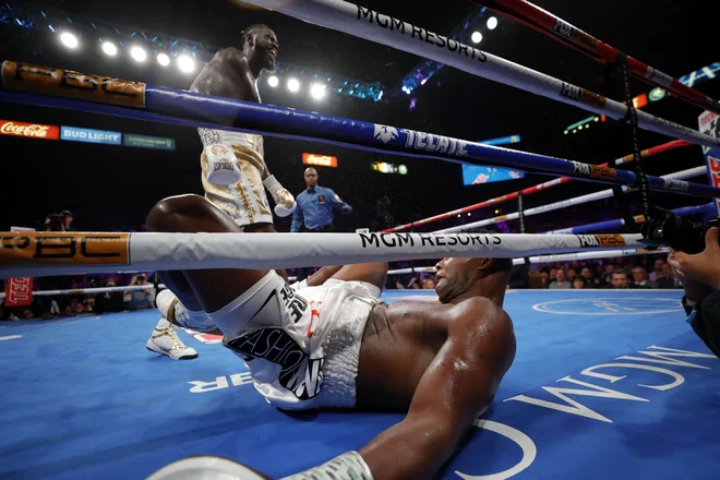 Deontay Wilder je takole malce pred koncem sedme runde nokavtiral Luisa Ortiza. FOTO: AFP