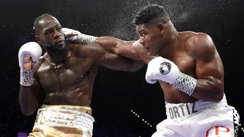 Fotografija: Deontay Wilder (levo) se je veselil še 42. zmage (41. z nokavtom!), potem ko je še drugič spravil na kolena Luisa Ortiza. FOTO: AFP