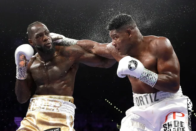 Deontay Wilder (levo) se je veselil še 42. zmage (41. z nokavtom!), potem ko je še drugič spravil na kolena Luisa Ortiza. FOTO: AFP