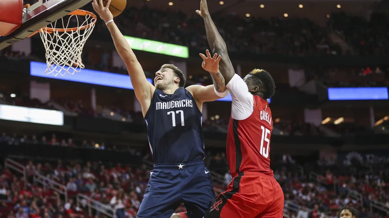 Fotografija: Luka Dončić je brez težav zadeval tudi ob Houstonovem centru Clintu Capeli. FOTO: USA Today Sports