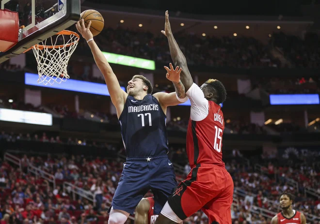 Luka Dončić je brez težav zadeval tudi ob Houstonovem centru Clintu Capeli. FOTO: USA Today Sports