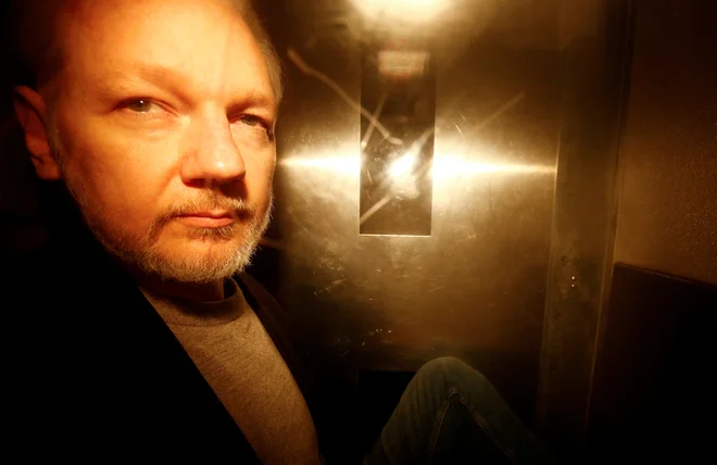 Julian Assange ni v dobrem stanju. FOTO: Reuters