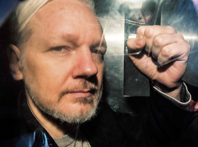 Julian Assange rabi pomoč. FOTO: AFP