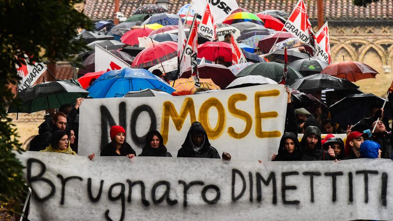 Fotografija: Protestniki so včeraj v Benetkah zahtevali opustitev projekta MOSE in odstop župana. FOTO: Miguel Medina/ Afp