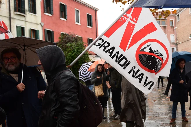 Odbor NE velikim ladjam (NO grandi navi) se že leta bori proti turističnim križarkam v beneški laguni. FOTO: Miguel Medina/ Afp