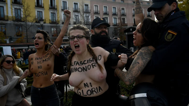 Fotografija: Ob obletnici smrti pokojnega španskega diktatorja Francisca Franca so se v Madridu zbrali člani skrajne desnice, ki so se jim po robu postavile članice feministične skupine Femen. Na obeh straneh je prišlo do aretacij. FOTO: Oscar Del Pozo/Afp