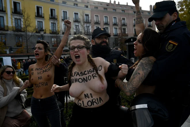 Ob obletnici smrti pokojnega španskega diktatorja Francisca Franca so se v Madridu zbrali člani skrajne desnice, ki so se jim po robu postavile članice feministične skupine Femen. Na obeh straneh je prišlo do aretacij. FOTO: Oscar Del Pozo/Afp<br />
&nbsp;