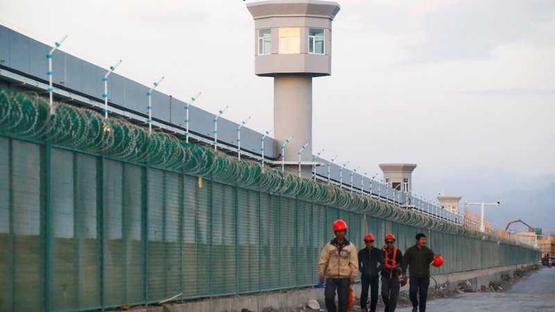 Fotografija: Eno največjih prevzgojnih taborišč v pokrajini Xinjiang je to v Dabanchengu.  FOTO: Thomas Peter/ Reuters
