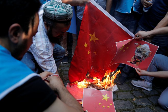 Ujguri pred kitajskim veleposlaništvom v Carigradu protestirajo zaradi zapiranja sonarodnjakov v taborišča na Kitajskem. FOTO: Huseyin Aldemir/Reuters