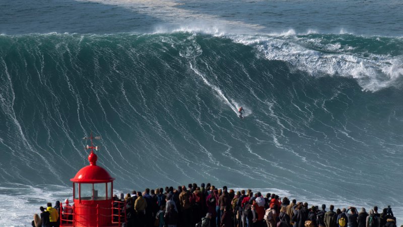 Fotografija: V portugalskem Nazareju se najpogumnejši jezdeci valov spopadajo z gromozanskimi 15-20 metrskimi valovi. FOTO: Olivier Morin/Afp