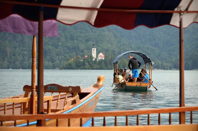 V življenju Blejskega jezera se pozna število kopalcev in njihovi izločki. FOTO: Jure Eržen/Delo