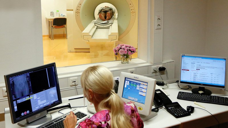 Fotografija: Bolniku so slikanje glave z računalniškim tomografom opravili šele šest ur po sprejemu. FOTO: Ilya Naymushin7Reuters