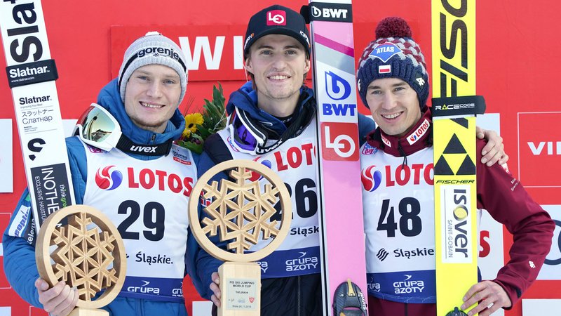 Fotografija: Anže Lanišek (levo) je v Visli zaostal le za norveškim zmagovalcem Danielom Andrejem Tandejem. Na odru za najboljše jima je družbo delal tretjeuvrščeni Poljak Kamil Stoch (desno). FOTO: AFP