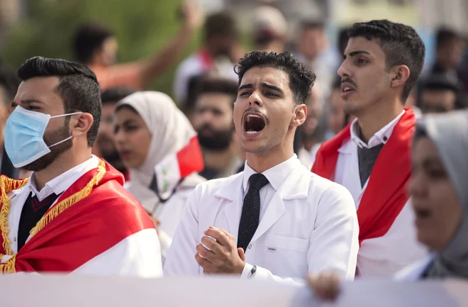 Študentje na protivladnem protestu v Basri na jugu Iraka. FOTO: Hussein Faleh/AFP