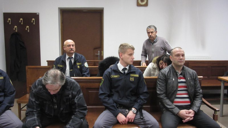 Fotografija: V prvi vrsti sta Jože Cank (levo) in Robert Mramor, oba obtožena tako trgovine z ljudmi kot tudi zlorabe prostitucije. Oba sta v priporu. FOTO: Špela Kuralt/Delo