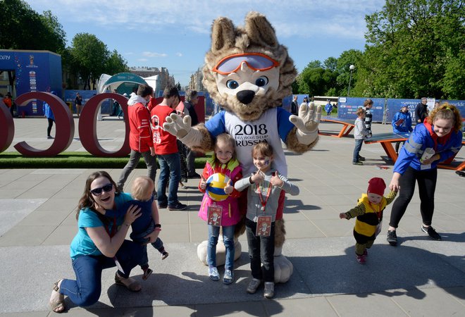 Med zadnjim SP, lani v Rusiji, je bil zelo priljubljen volk Zabivaka, maskota tekmovanja. Fotografija je iz parka pred štadionom v St. Peterburgu, ki naj bi gostil tudi štiri tekme naslednjega eura. FOTO: AFP