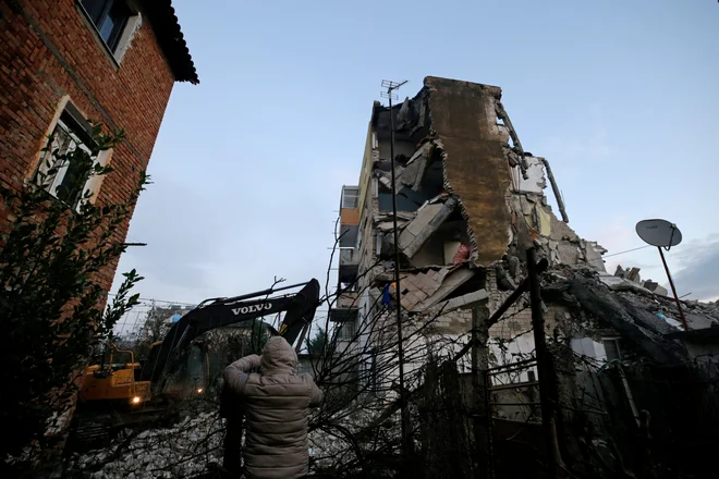 Uničena stavba v mestu Thumane v Albaniji. FOTO: Reuters