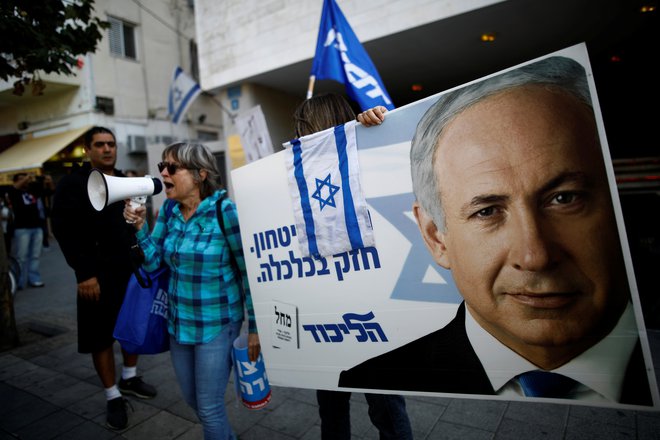 Netanjahujevi podporniki protestirajo dan po tem, ko je tožilstvo objavilo obtožbe zaradi korupcije. FOTO: Corrina Kern/Reuters