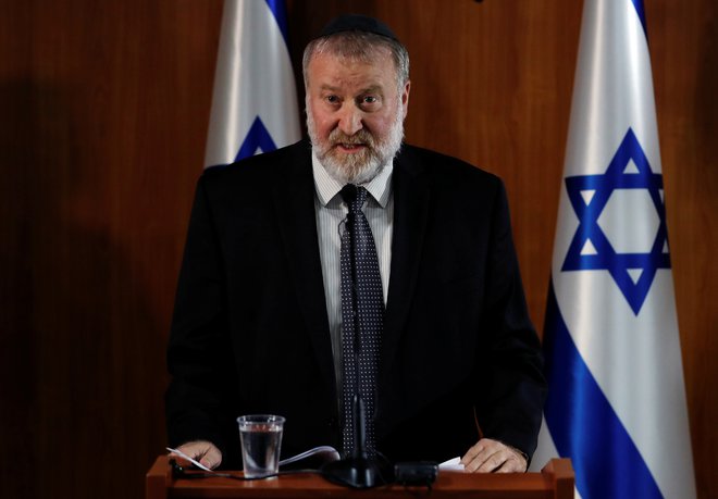 Izraelski generalni tožilec Avičaj Mandelbilt je v četrtek vložil obtožnico proti premieru Benjaminu Netanjahuju. FOTO: Ammar Awad/Reuters