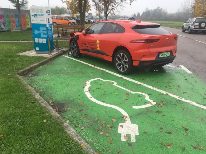 Hitro polnjenje na električni polnilnici. FOTO: Gašper Boncelj