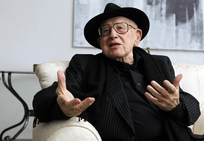 Branko Lustig, hrvaški filmski producent, se je po upokojitvi posvetil ozaveščanju mladih o holokavstu in pogubnosti vsakršne nestrpnosti. FOTO: Tomi Lombar/Delo