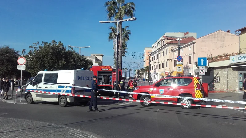 Fotografija: Zaradi belega prahu je policija zaprla del koprske Pristaniške ceste. FOTO: Nataša Čepar/Delo